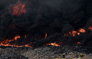 В Кувейте горит самая большая свалка шин в мире