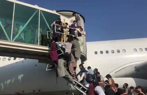 Афганцы штурмуют аэропорт, чтобы покинуть страну