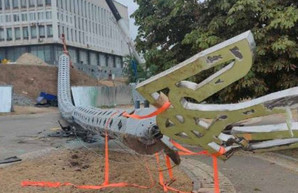 В Херсоне упал флагшток, который устанавливали ко Дню Независимости