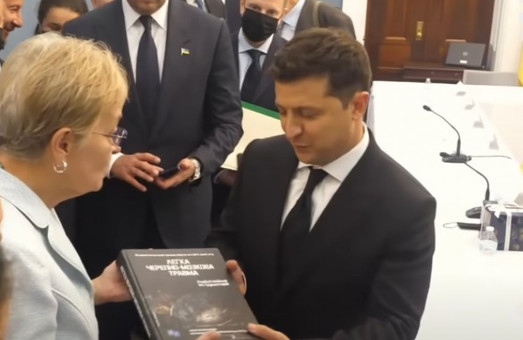 Зеленскому в Конгрессе США вручили книгу о черепно-мозговых травмах