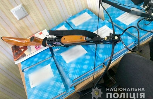 Девушка из арбалета ранила двух учителей в Полтаве