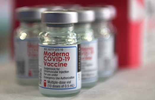 Moderna заявила о снижении эффективности вакцины со временем