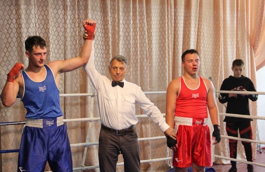 На турнир по боксу в Люботине собрались 70 спортсменов от юношей до тяжеловесов