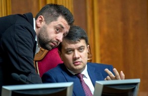Арахамия самолично начал сбор подписей за отставку Разумкова