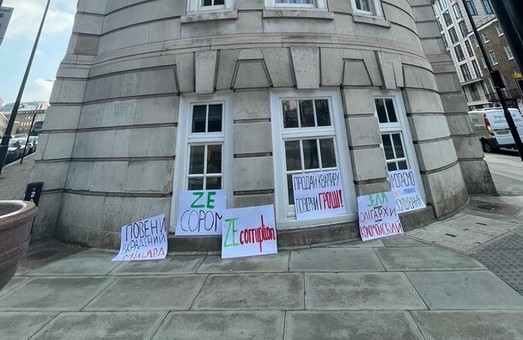 Украинцы в Лондоне пикетировали «квартиру Зеленского» (Видео)
