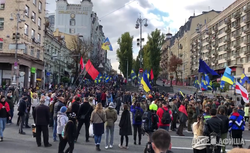 Тысячи людей прошли маршем по центру Киева: не обошлось без провокаций