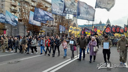 Тысячи людей прошли маршем по центру Киева: не обошлось без провокаций