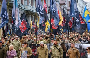 Тысячи людей прошли маршем по центру Киева: не обошлось без провокаций