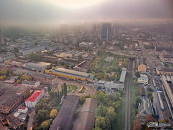 Киев показали с высоты: полет над Днепром, трамвайным депо и утренним туманом (ВИДЕО)