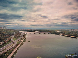 Киев показали с высоты: полет над Днепром, трамвайным депо и утренним туманом (ВИДЕО)