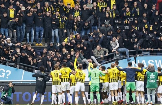 В Голландии во время футбольного матча обрушилась трибуна с болельщиками (Видео)