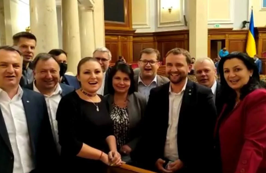 Депутаты в Верховной Раде исполнили песню «Батько наш Бандера» (ВИДЕО)