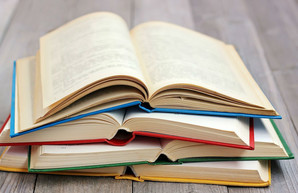 Чтение книг вместо тюрьмы: в Одессе суд вынес необычный приговор