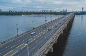 Коммунальщики заявили, что с моста Патона падали вещи бездомных