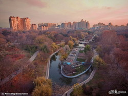 Парк Победы в Одессе показали в лучах заходящего солнца (ВИДЕО)