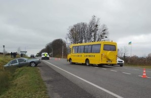 Во Львовской области в ДТП попал школьный автобус: есть пострадавшие. Фото