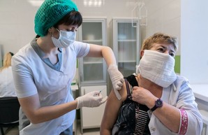 Вакцинация от COVID-19 на 18 ноября: привились почти 300 тысяч украинцев