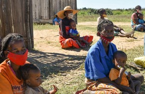 Жители Мадагаскара вынуждены питаться саранчой и кактусами, чтобы выжить
