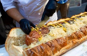 Харьковчан накормили самым большим хот-догом в Украине