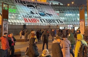 «Их ложь унижает»: в Киеве на Майдане вывесили портреты Зеленского и Ермака (фото)