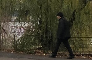 По Киеву бегает мужчина и дает оплеухи одиноким женщинам