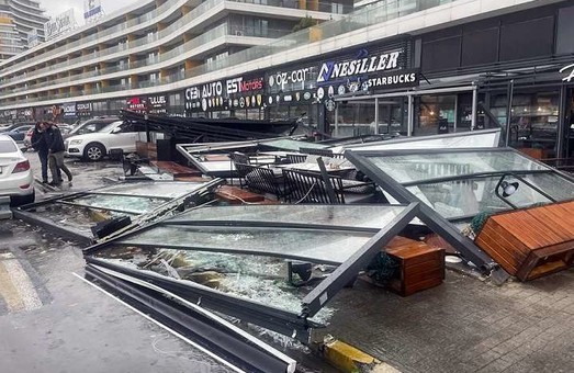 В Турции в результате сильного ветра погибло четыре человека и десятки ранены. Фото