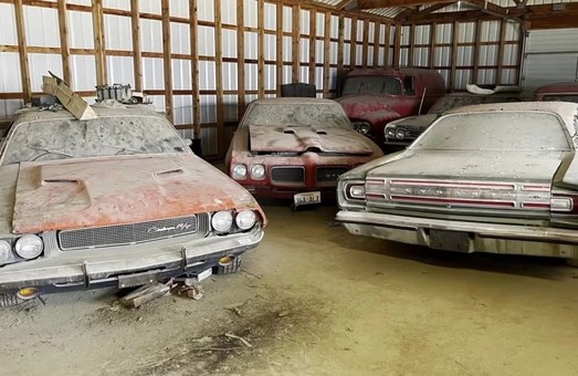 В заброшенном сарае нашли десятки раритетных авто 60-70-х годов прошлого века. Фото