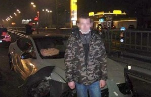 В Киеве сотрудник автомойки угнал Tesla клиента и попал в ДТП. Фото