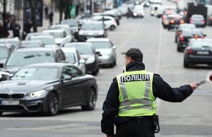 В Харькове мужчина решил сам заняться регулировкой движения на дороге и стал звездой сети. Фото