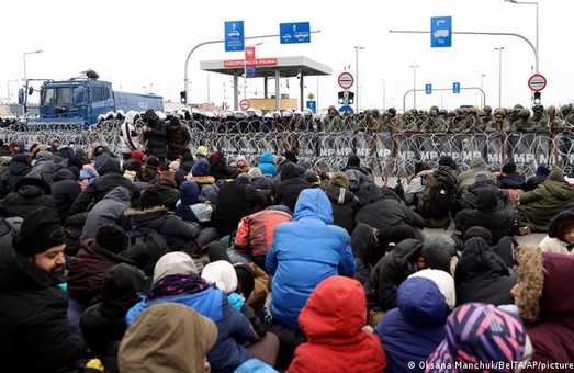 Около 10 тысяч мигрантов стремятся прорваться в Евросоюз через белорусско-польскую границу