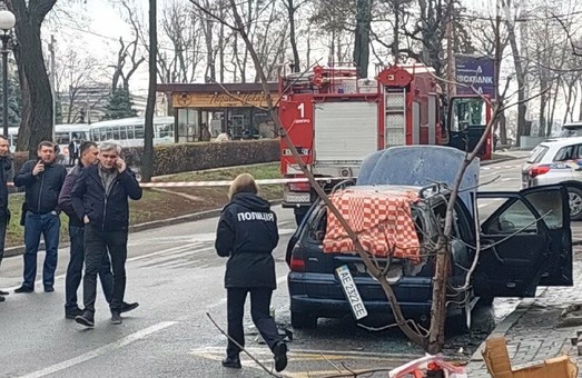 В Днепре взорвали машину: стрелял даже автомат из багажника