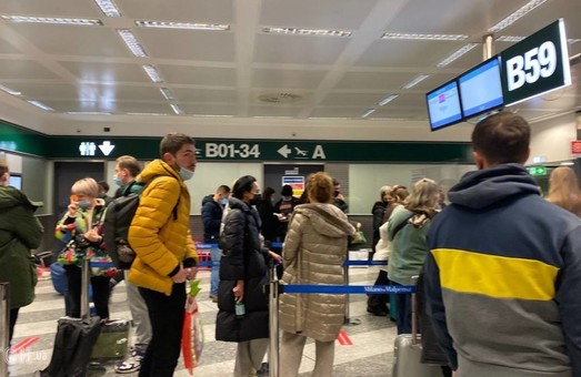 Из-за переработки пилотов более сотни украинцев вынуждены 16 часов ожидать перелета в аэропорту Милана