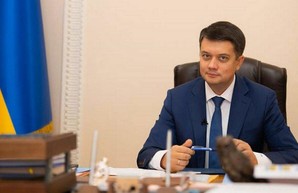 Тринадцать общеукраинских партий просят Разумкова их возглавить