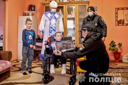 Чудеса бывают: полицейские на Закарпатье помогли ребенку отыскать Святого Николая (Видео)