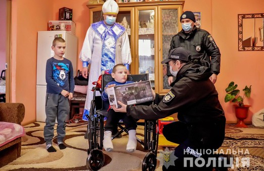 Чудеса бывают: полицейские на Закарпатье помогли ребенку отыскать Святого Николая (Видео)