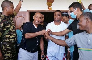 В Мадагаскаре министр выжил в авиакатастрофе, упал в океан и 12 часов плыл к берегу