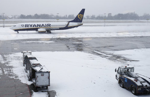 Ryanair массово сокращает рейсы с Украины