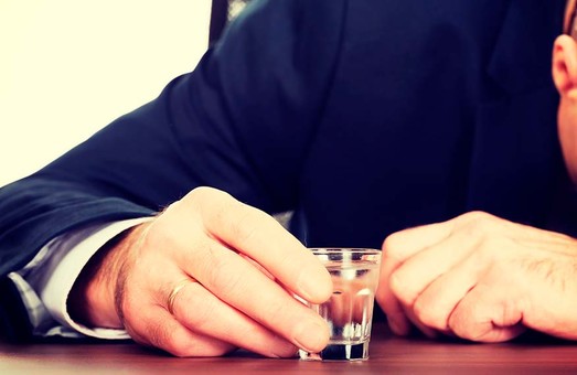 «Терапевтическими» дозами не ограничатся: 3 знака зодиака, которые пьют больше всех