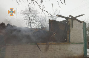 Герои среди нас: в Харьковской области 16-летний парень и сосед при пожаре спасли пенсионерку и 3 детей