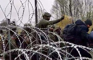 Нелегальные мигранты снова пытались взять границу с Польшей штурмом