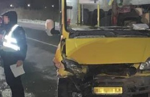На Львовщине 17-летний парень на BMW столкнулся с маршруткой: есть пострадавшие (ФОТО)