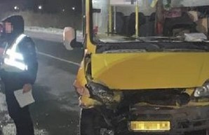 На Львовщине 17-летний парень на BMW столкнулся с маршруткой: есть пострадавшие (ФОТО)