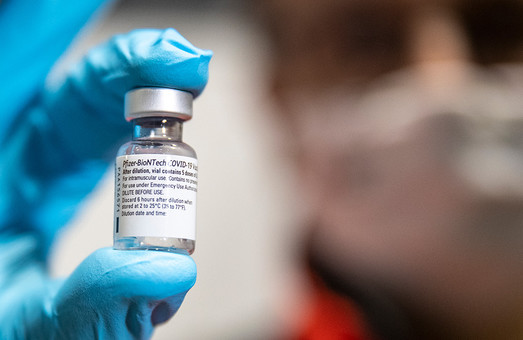 Украина вводит бустерную вакцинацию от COVID для всех старше 18 лет