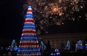 Новый год-2022: как выглядит главная елка в Луганске (ФОТО и ВИДЕО)