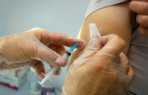 В Украине расширили перечень профессий, подлежащих обязательной вакцинации