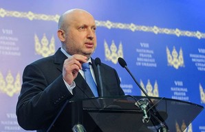 Турчинов пригрозил походом на Банковую, если самолет Порошенко не сядет в Киеве