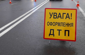 Во Львове 20-летний водитель влетел на тротуар и сбил семью