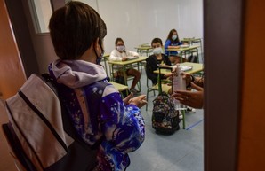 Украинские школы снова отправляют на дистанционное обучение