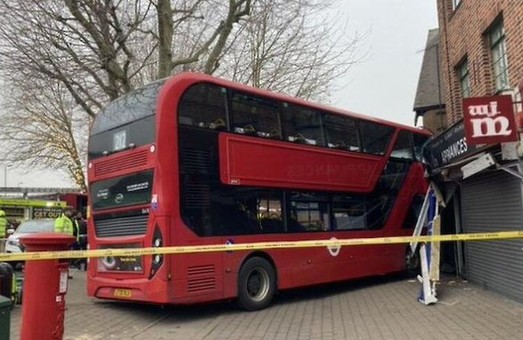 В Лондоне двухэтажный автобус с детьми врезался в дом: есть пострадавшие