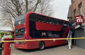 В Лондоне двухэтажный автобус с детьми врезался в дом: есть пострадавшие
